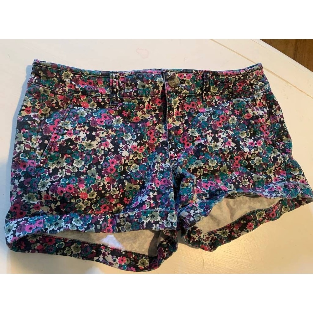 American Eagle Chino Floral Print Cuffed Shorts Size 6 Colorful Casual